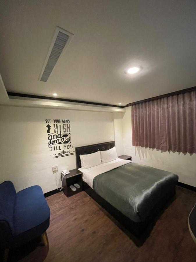 Holiday Business Hotel Taitung Luaran gambar